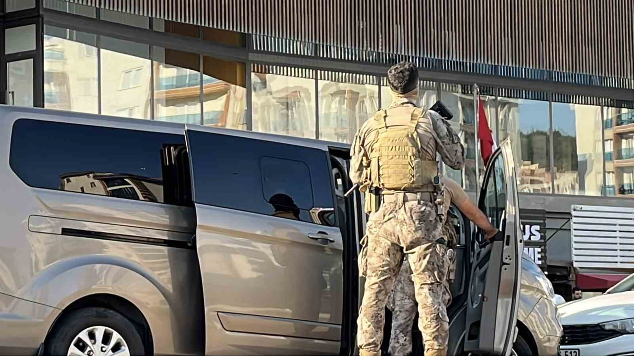 KOCAELİ’NİN GEBZE İLÇESİNDE HAKKINDA YAKALAMA KARARI BULUNAN ŞÜPHELİ, POLİSE MUKAVEMET GÖSTERMESİ...