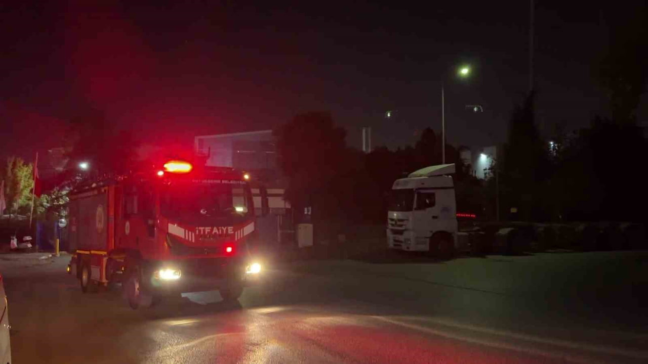KOCAELİ’NİN GEBZE İLÇESİNDE KOZMETİK ÜRETİMİ YAPILAN BİR FABRİKADA ASANSÖR KABİNİNDEKİ BİDONUN...