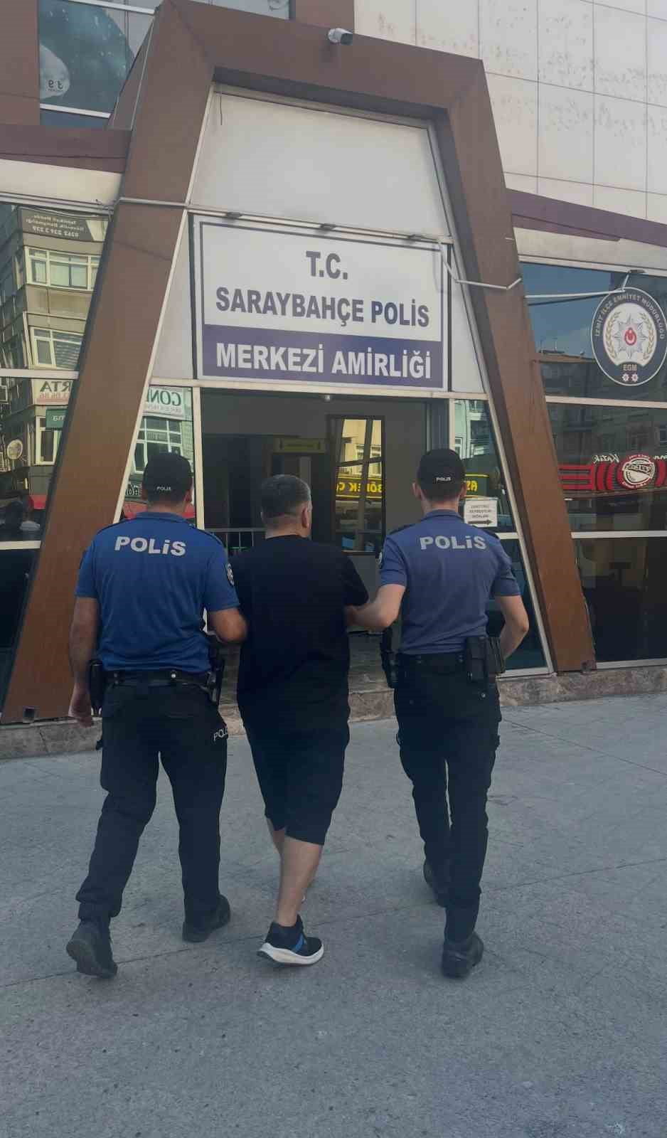 KOCAELİ’NİN İZMİT İLÇESİNDE ŞÜPHELİ İKİ ŞAHSIN BULUNDUĞU ARACA YÖNELİK YAŞANAN KOVALAMACA SONUCU...