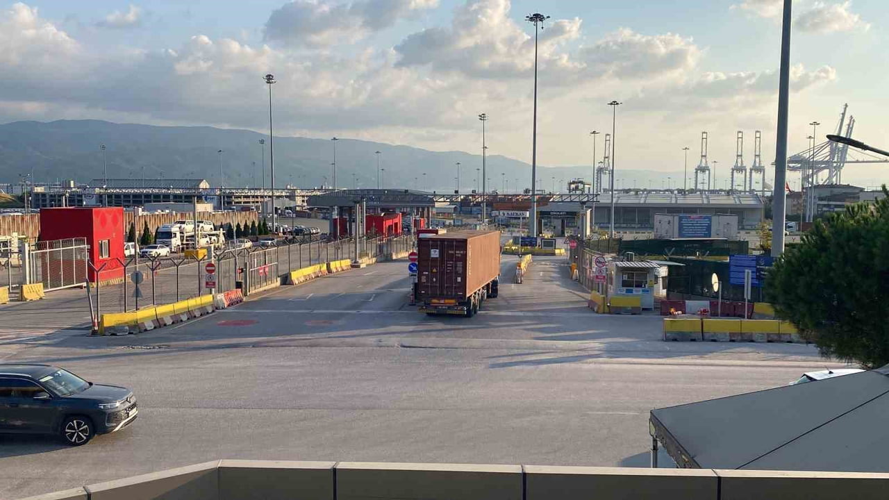 KOCAELİ’NİN KÖRFEZ İLÇESİNDE BULUNAN DP WORLD LİMANI’NDA MEYDANA GELEN İŞ KAZASINDA, YÜKSEKTEN...