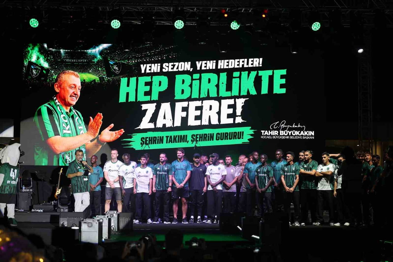 KOCAELİSPOR, 2026-2027 SEZONU ÖNCESİNDE BİNLERCE TARAFTARIYLA BULUŞTU. FUTBOLCULARIN TANITILDIĞI...