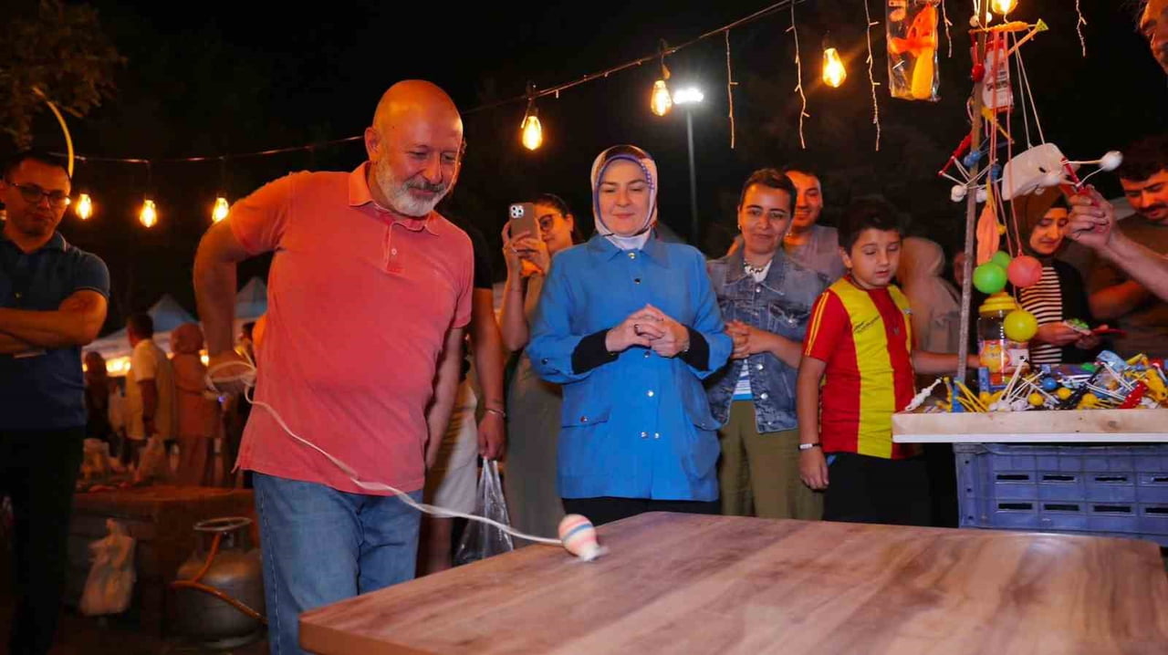 KOCASİNAN BELEDİYE BAŞKANI AHMET ÇOLAKBAYRAKDAR, EŞİ FATMA ÇOLAKBAYRAKDAR İLE BİRLİKTE NOSTALJİNİN...