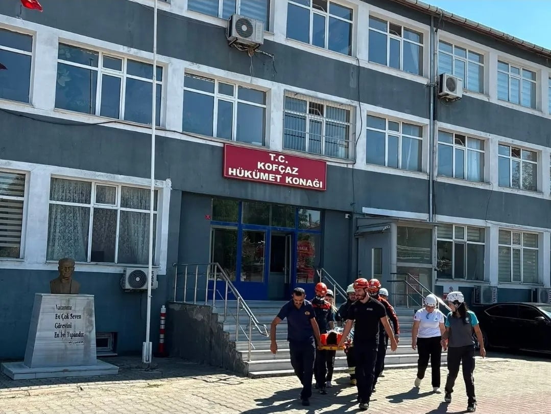 KOFÇAZ KAYMAKAMLIĞI'NDA DEPREM VE YANGIN TAHLİYE TATBİKATI GERÇEKLEŞTİRİLDİ