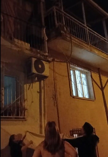 KONAK İLÇESİNDE KAVGADAN KAÇARKEN ELEKTRİK TELLERİNE DÜŞÜP ASILI KALAN BİR KEDİ, MAHALLE...