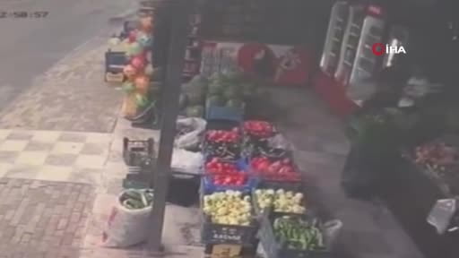 Kontrolden çıkan minibüs evin bahçesine uçtu: O anlar kamerada