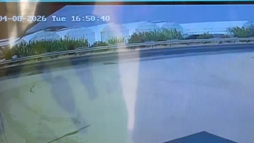 Kontrolden çıkan otomobil dereye uçtu... Kaza anı kamerada