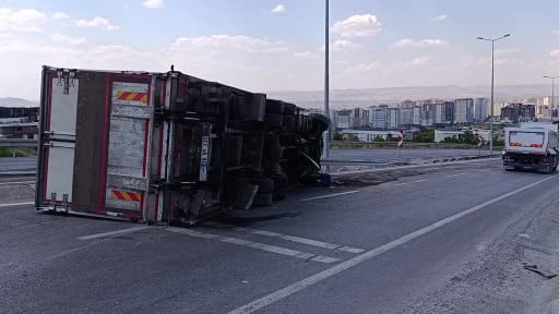 Kontrolden çıkan tır devrildi: 1 yaralı
