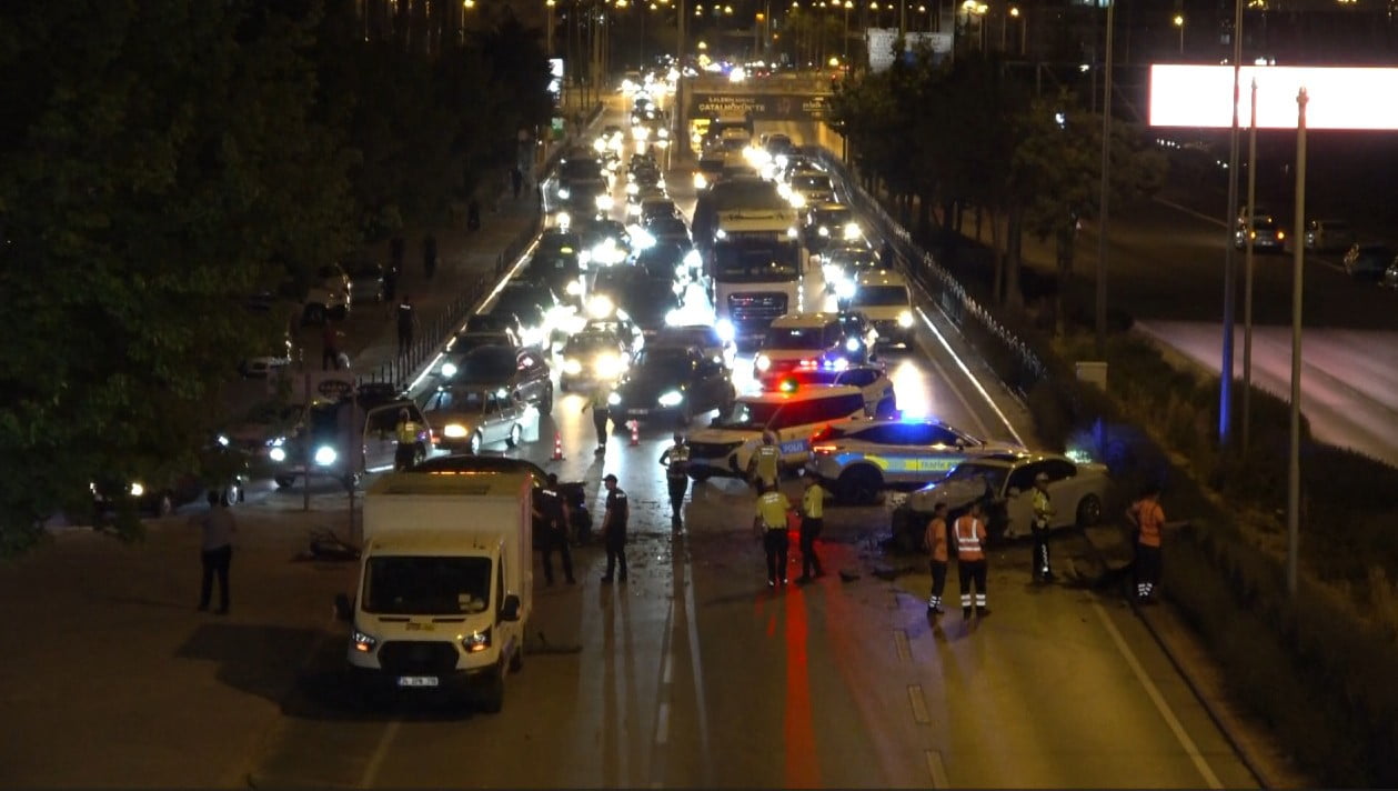 KONYA'DA 2 OTOMOBİLİN ÇARPIŞMASI SONUCU MEYDANA GELEN KAZADA 2 KİŞİ YARALANDI. POLİS EKİPLERİ KAZA...