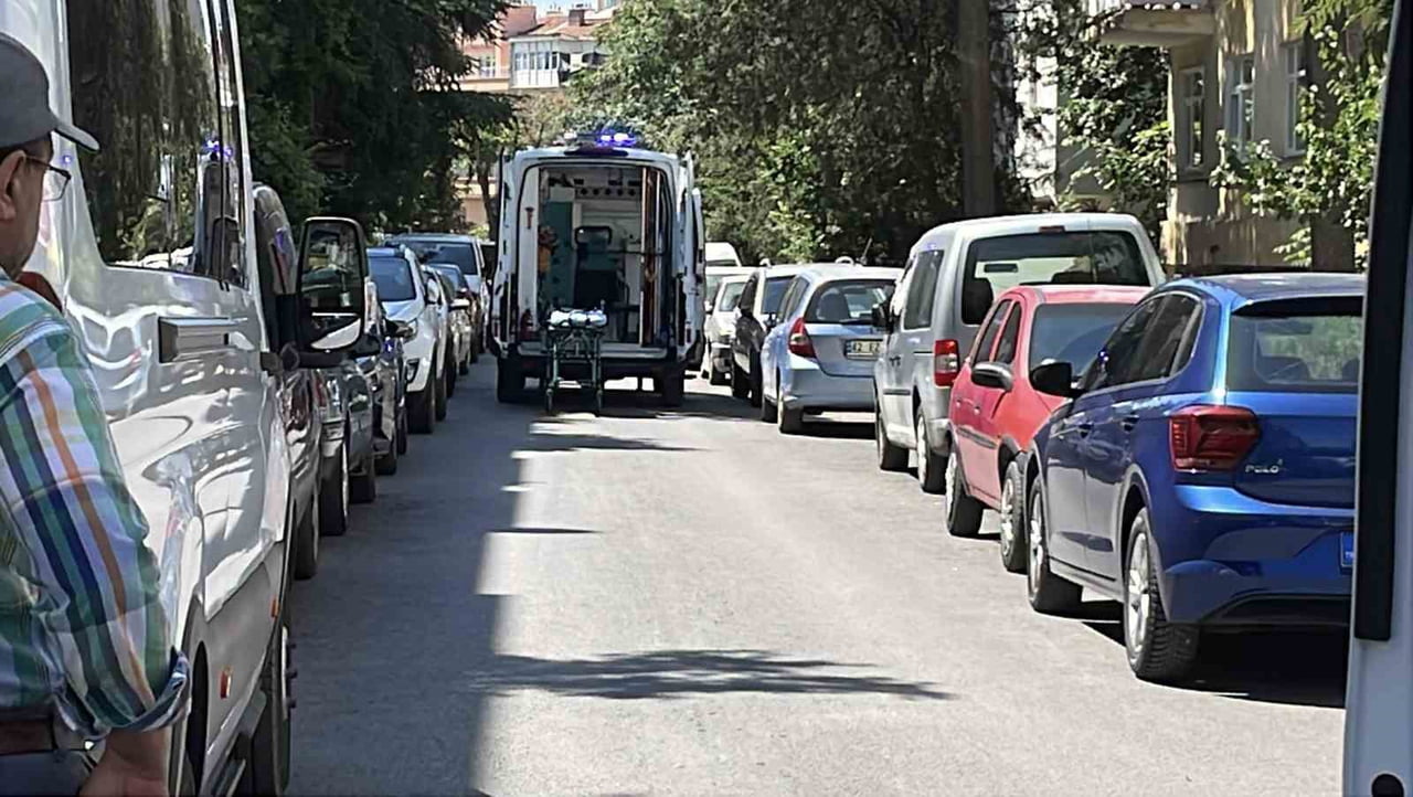 KONYA'DA APARTMAN YÖNETİCİSİ İLE KİRACI ARASINDA AİDAT NEDENİYLE ÇIKAN TARTIŞMADA BIÇAKLANARAK...