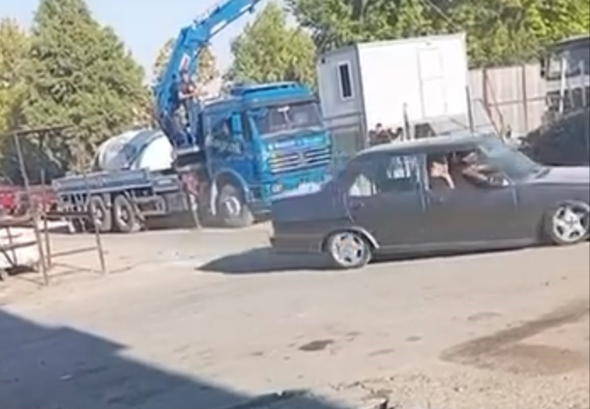 KONYA'DA BİR OTOMOBİL SÜRÜSÜ TRAFİĞE AÇIK SOKAK ÜZERİNDE DRİFT YAPTIĞI ANLAR CEP TELEFONU...