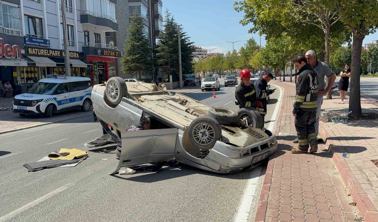 KONYA'DA KONTROLDEN ÇIKAN OTOMOBİL KALDIRIMA ÇARPIP TAKLA ATTI. KAZADA SÜRÜCÜ YARALANDI