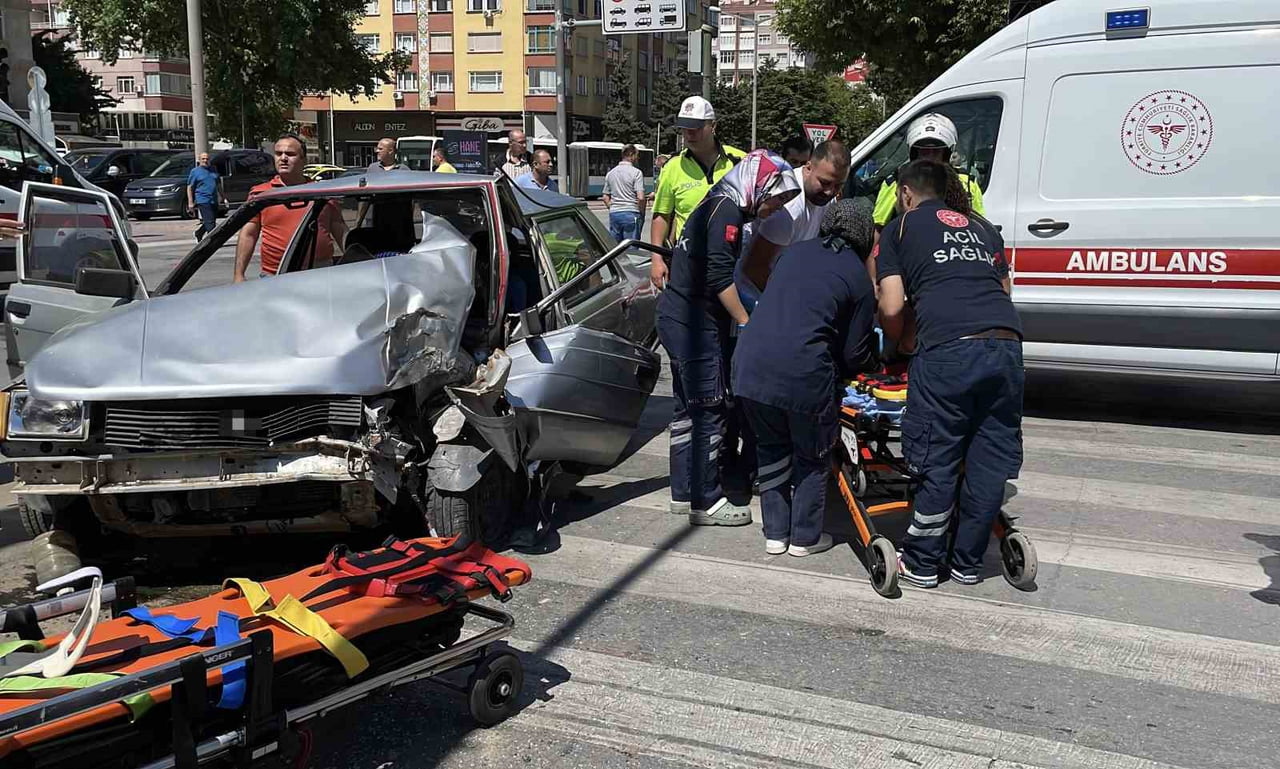 KONYA'DA KONTROLDEN ÇIKAN OTOMOBİL, YOL KENARINDAKİ YAYAYA ÇARPTIKTAN SONRA SİNYALİZASYON DİREĞİNE...