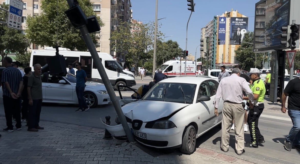 KONYA'DA OTOMOBİL İLE KAMYONETİN ÇARPIŞMASI SONUCU MEYDANA GELEN KAZADA 1'İ ÇOCUK 6 KİŞİ...