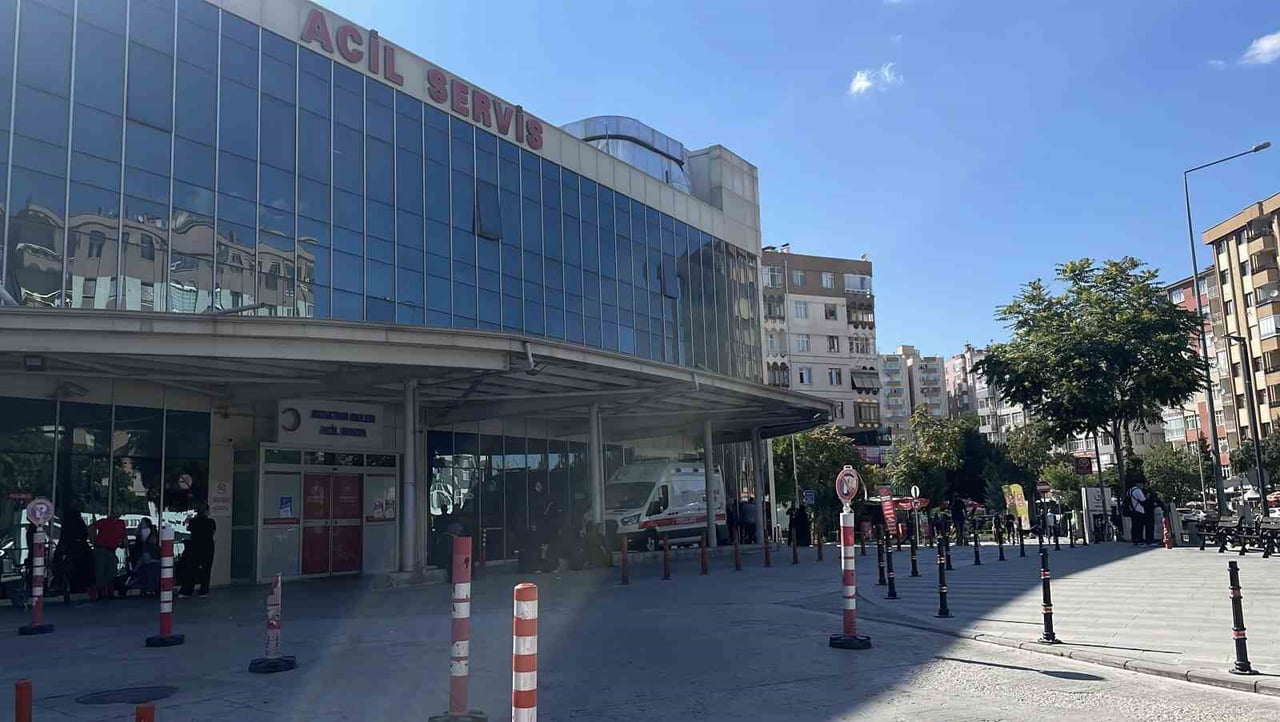 KONYA'DA SOKAK ORTASINDA TARTIŞTIĞI 2 KİŞİ TARAFINDAN BIÇAKLANAN 18 YAŞINDAKİ GENÇ HAYATINI...