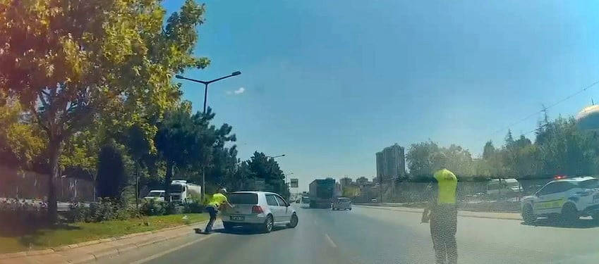 KONYA’DA CADDE ÜZERİNDE ARIZALANARAK YOLUN EN SOL ŞERİDİNDE KALAN OTOMOBİL, TRAFİK EKİPLERİNİN...