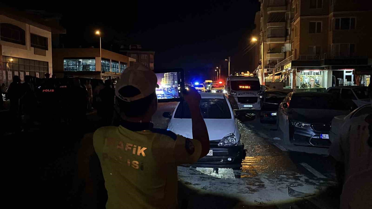 KONYA’DA İKİ ARACIN ÇARPIŞMASI SONUCU MEYDANA GELEN KAZADA 6 KİŞİ YARALANDI. KAZA ANI BİR İŞ...