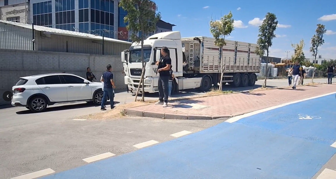 KONYA’DA NARKOTİK EKİPLERİNİN DÜZENLEDİĞİ OPERASYONDA BİR ARAÇTA 124 BİN 376 ADET SENTETİK ECZA...