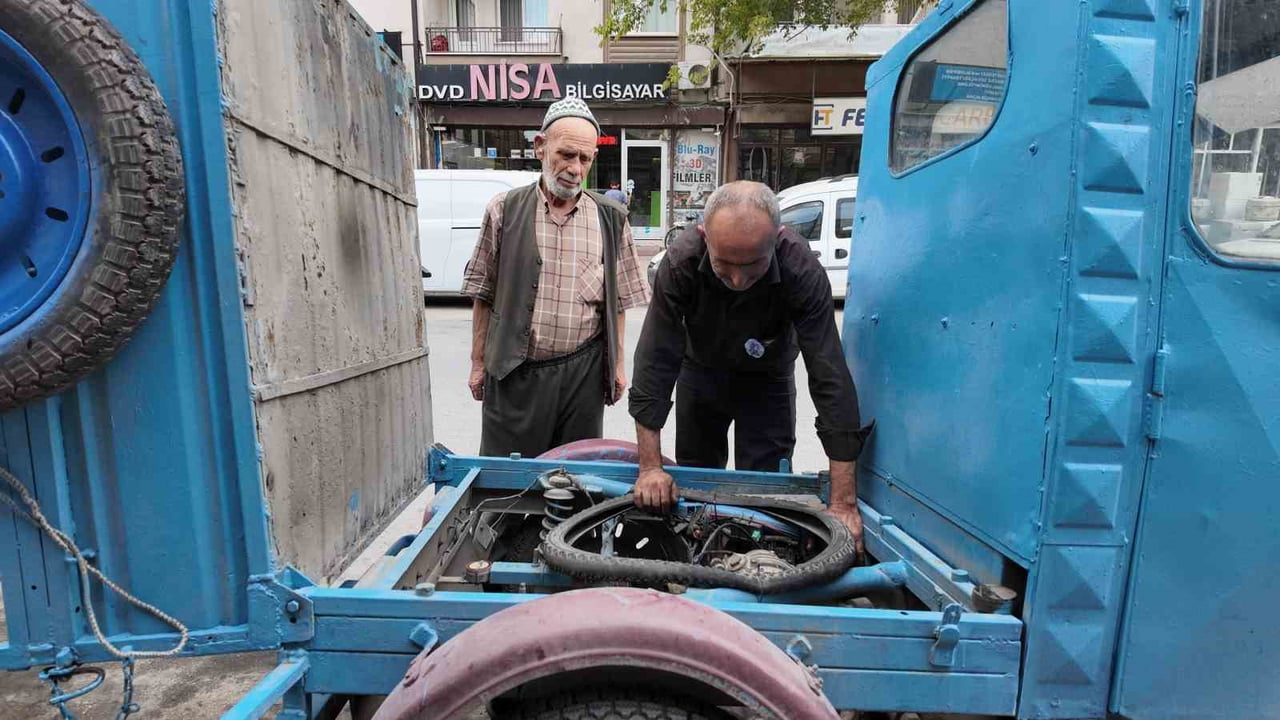 KONYA’DA YILLARDIR YÜK TAŞIMACILIĞINDA KULLANILAN ÜÇ TEKERLEKLİ MOTOSİKLETLER, USTALARININ...