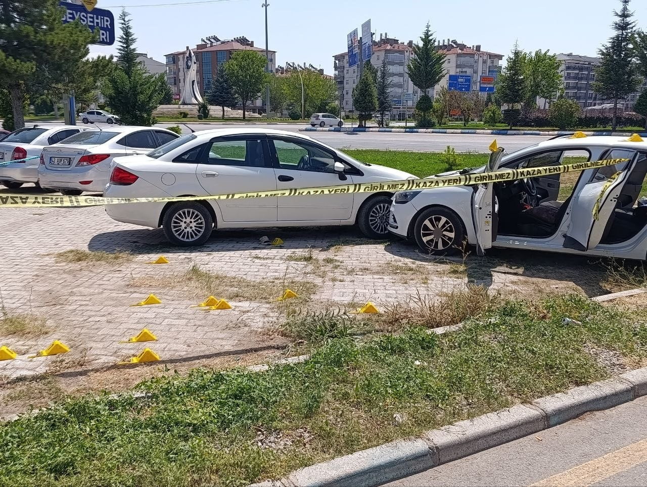 KONYA’NIN BEYŞEHİR İLÇESİNDE ARALARINDA DAHA ÖNCEDEN HUSUMET BULUNAN TARAFLARDAN BİRİ OTOMOBİLİYLE...