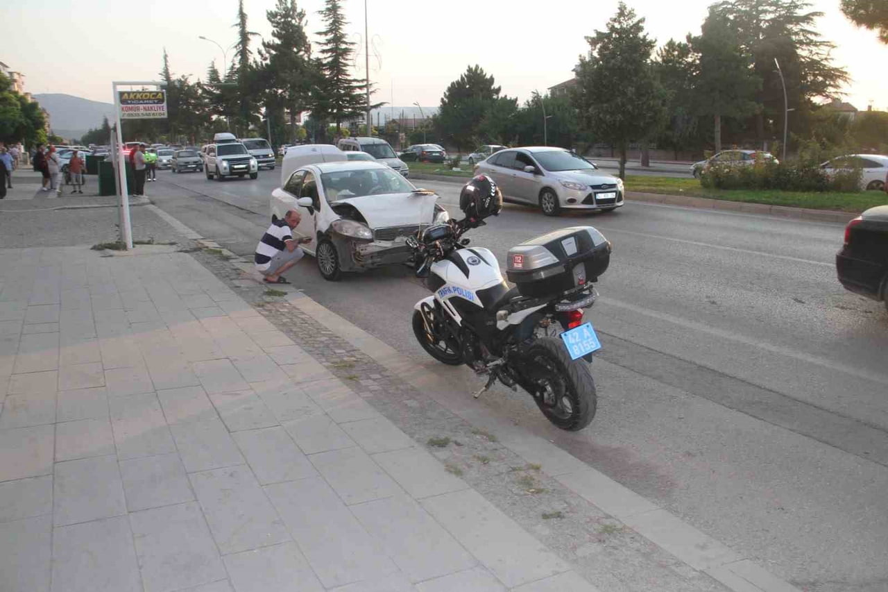 KONYA’NIN BEYŞEHİR İLÇESİNDE ÜÇ OTOMOBİLİN KARIŞTIĞI ZİNCİRLEME TRAFİK KAZASINDA, ARALARINDA 3...