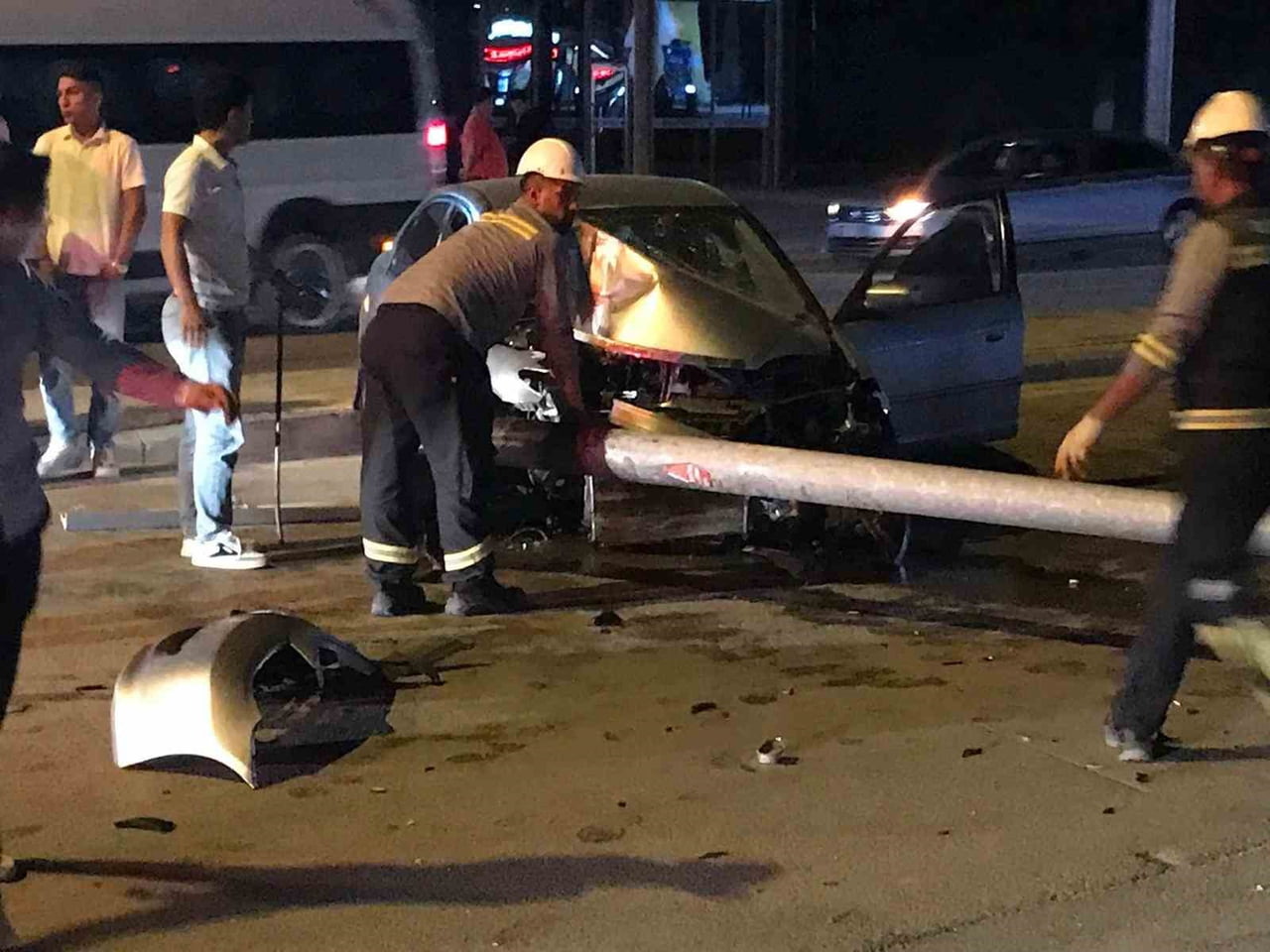KONYA’NIN EREĞLİ İLÇESİNDE KONTROLDEN ÇIKAN OTOMOBİL AYDINLATMA DİREĞİNİ DEVİRDİ, KAZADA OTOMOBİL...