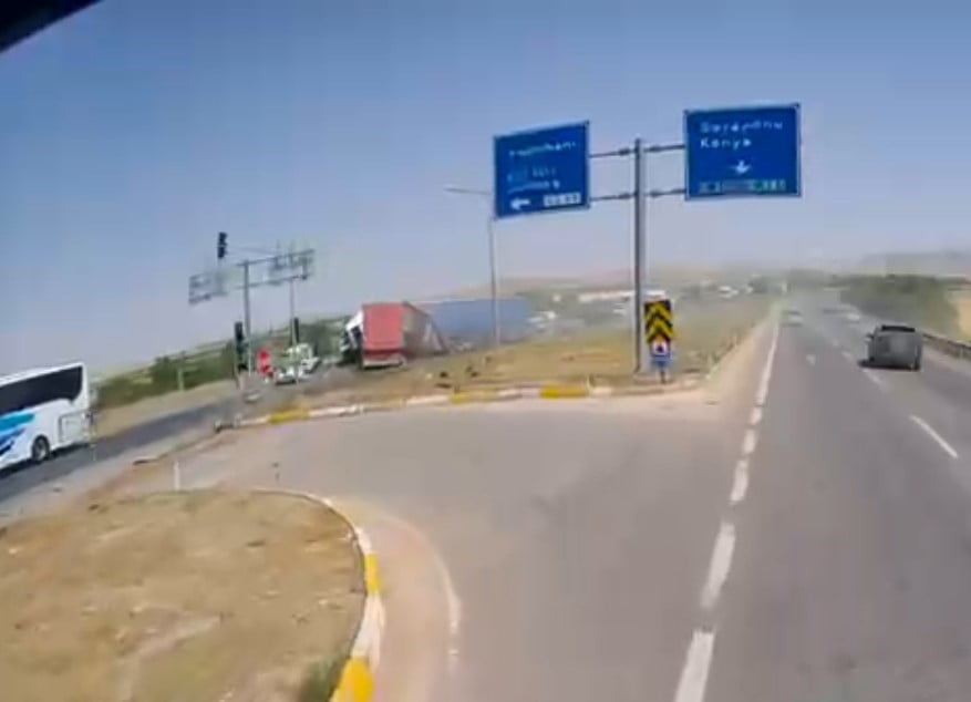 KONYA’NIN KADINHANI İLÇESİNDE FRENİ BOŞALDIĞI ÖNE SÜRÜLEN TIR, KARŞI YÖNE GEÇEREK KIRMIZI IŞIKTA...