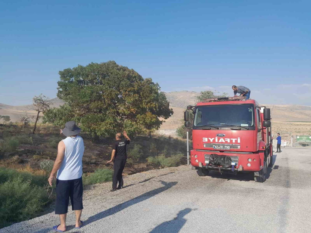 KONYA’NIN KARAPINAR İLÇESİNDE ÇIKAN OT YANGINI, GENİŞ BİR ALANA YAYILMADAN İTFAİYE EKİPLERİNİN...