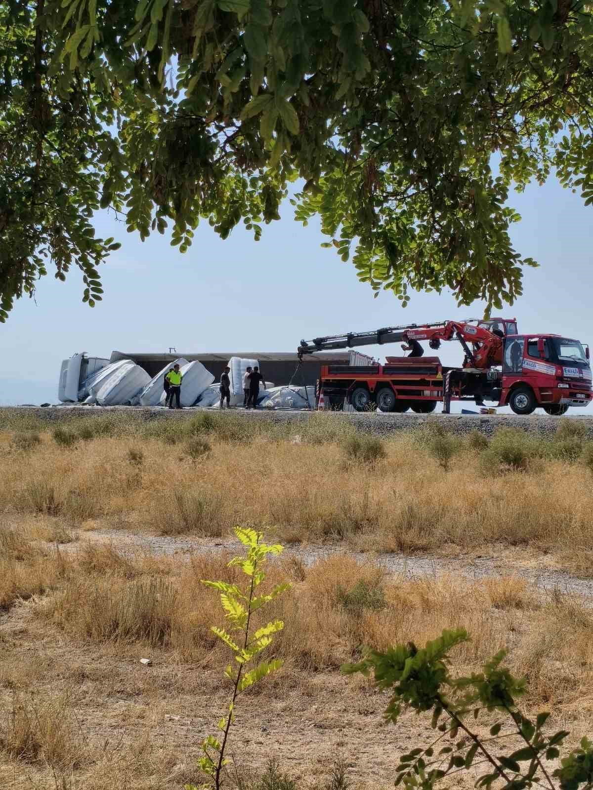 KONYA’NIN KARAPINAR İLÇESİNDE KONTROLDEN ÇIKAN TIRIN REFÜJE DEVRİLMESİ SONUCU MEYDANA GELEN...