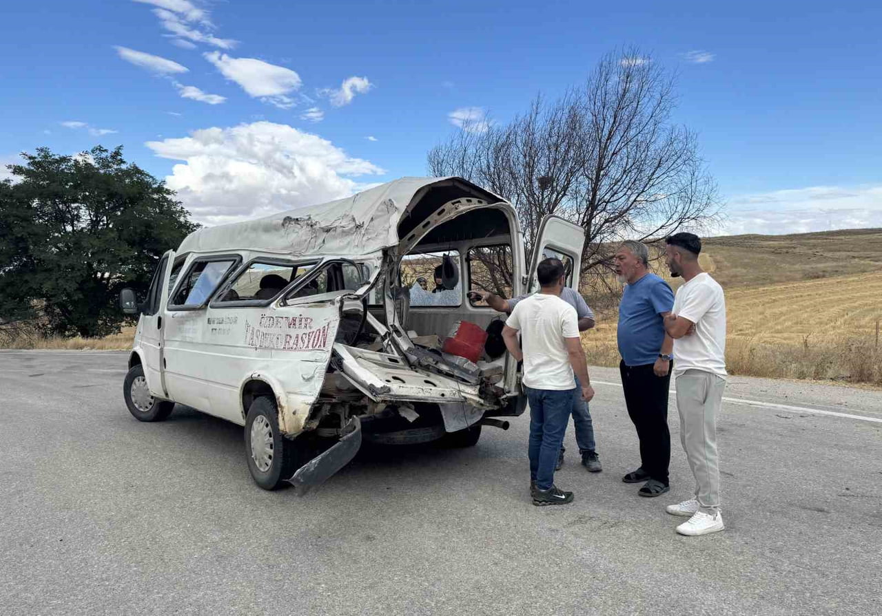 KONYA’NIN KULU İLÇESİNDE EV EŞYASI YÜKLÜ KAMYONET İLE MİNİBÜS ÇARPIŞTI