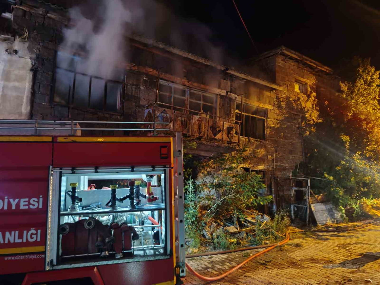 KONYA’NIN SEYDİŞEHİR İLÇESİNDE 2 KATLI MÜSTAKİL BİR EVDE ÇIKAN YANGIN PANİĞE NEDEN...