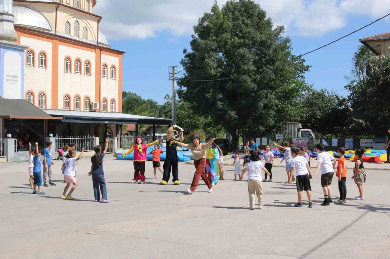 KÖRFEZ'DE ÇOCUKLARA VE AİLELERE YÖNELİK DÜZENLENEN "YAZ SENİNLE GÜZEL MAHALLE ŞENLİKLERİ"...