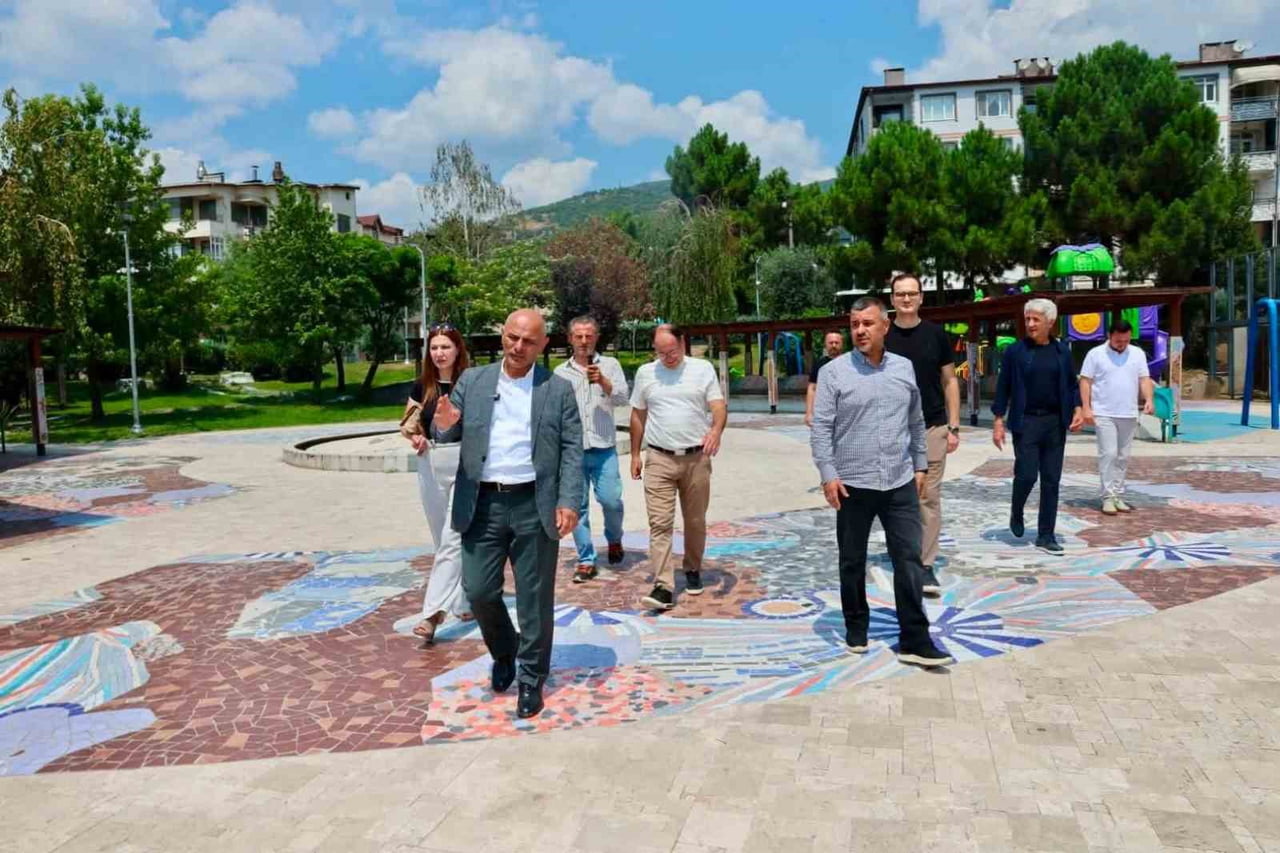 KÖRFEZ BELEDİYE BAŞKANI ŞENER SÖĞÜT, ATALAR MAHALLESİ'NDE YÜRÜTÜLEN ÜSTYAPI ÇALIŞMALARINI...
