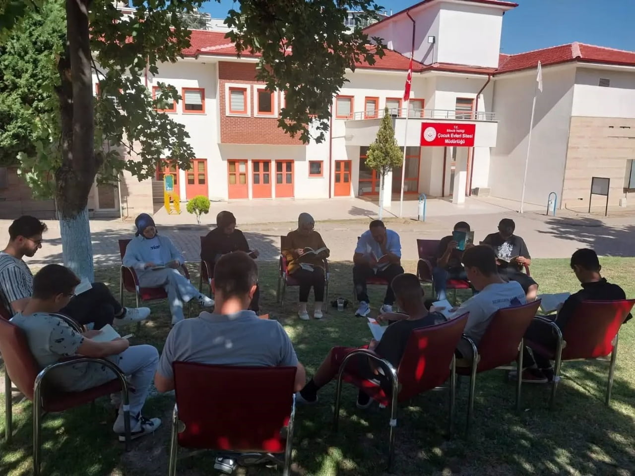 KORUMA ALTINDAKİ ÇOCUKLAR AÇIK HAVADA KİTAP OKUDU