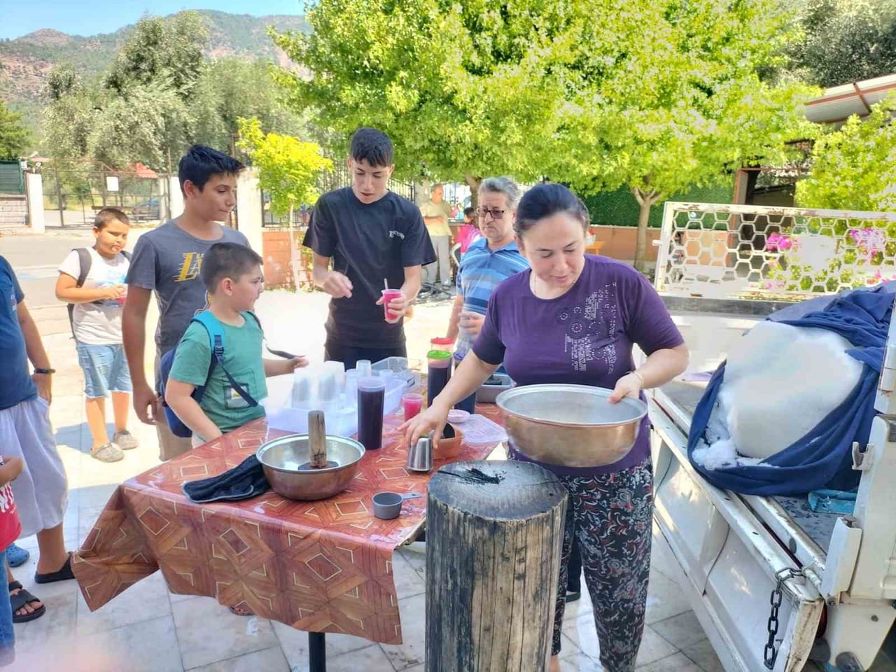 KÖYCEĞİZ’DE YAZ KUR’AN KURSU ÖĞRENCİLERİNE SERİNLETEN İKRAMLAR