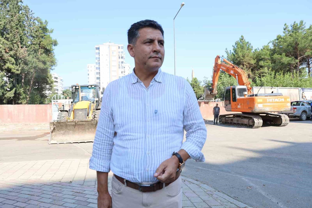 KOZAN BELEDİYE BAŞKANI MUSTAFA ATLI KENTİN 30 YILLIK YOL SURUNU İÇİN İLK KAZMANIN VURULDUĞUNU...