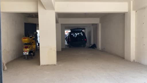 Krikodan kayan aracın altında kalan adam ağır yaralandı
