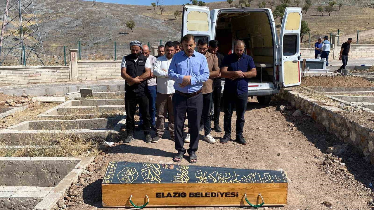 KÜÇÜK KIZIN CANSIZ BEDENİ, CENAZE NAMAZI KILINARAK ASRİ MEZARLIĞINA DEFNEDİLDİ.