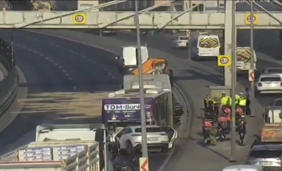 KÜÇÜKÇEKMECE'DE OTOMOBİL İETT OTOBÜSÜNE ÇARPTI: 3 ÖLÜ