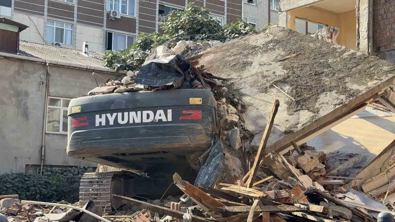 KÜÇÜKÇEKMECE'DE YIKIMI YAPILAN BİNA, İŞ MAKİNESİNİN ÜZERİNE DEVRİLDİ