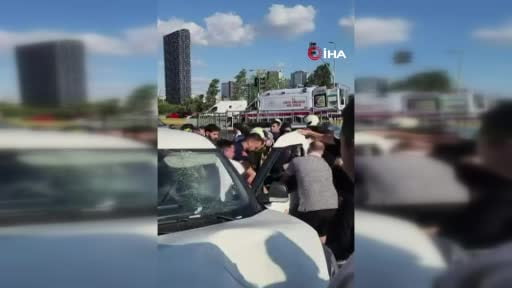 Küçükçekmece’de, hafif ticari araç motosiklete çarptı: 3 ağır yaralı