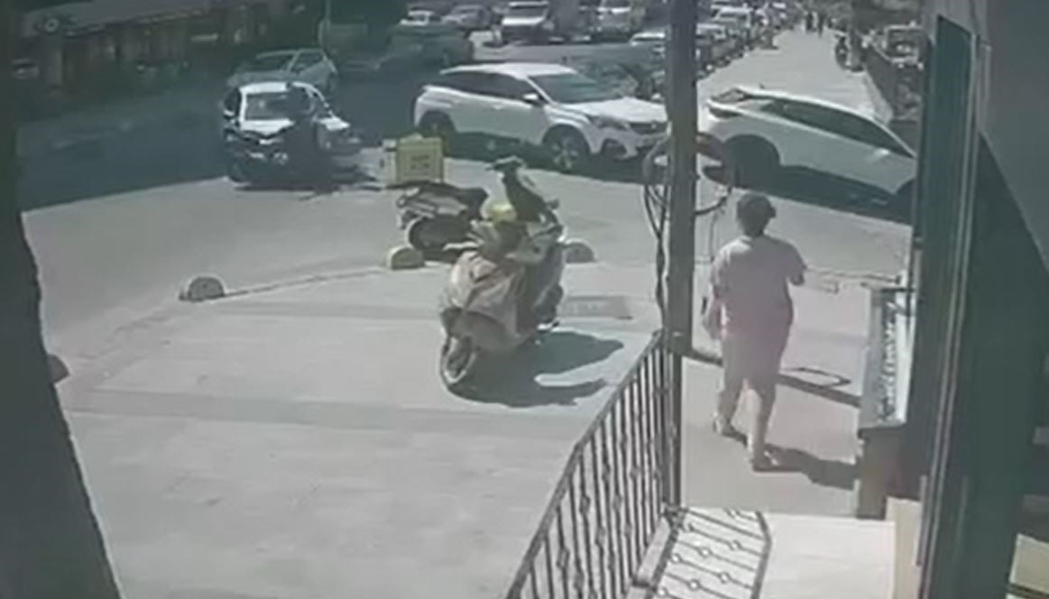 KÜÇÜKÇEKMECE’DE MOTOSİKLETLİ İLE OTOMOBİL ÇARPIŞTI. KAZA DA MOTOSİKLETLİ YARALANIRKEN, OLAY ANI...