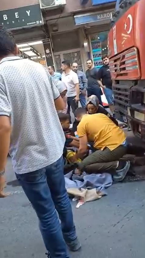 KÜÇÜKÇEKMECE’DE YOLUN KARŞISINA GEÇMEYE ÇALIŞAN YAYAYA HAFRİYAT KAMYONU ÇARPTI. KAZADA AĞIR...