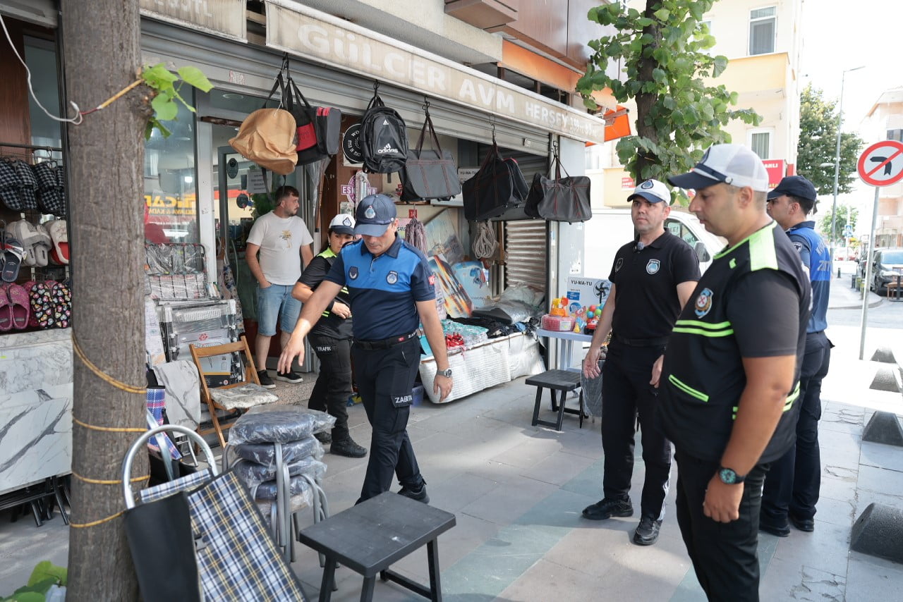 KÜÇÜKÇEKMECE’DE ZABITA EKİPLERİ VATANDAŞLARIN KALDIRIMLARI VE YOLLARI GÜVENLİ VE RAHAT BİR ŞEKİLDE...
