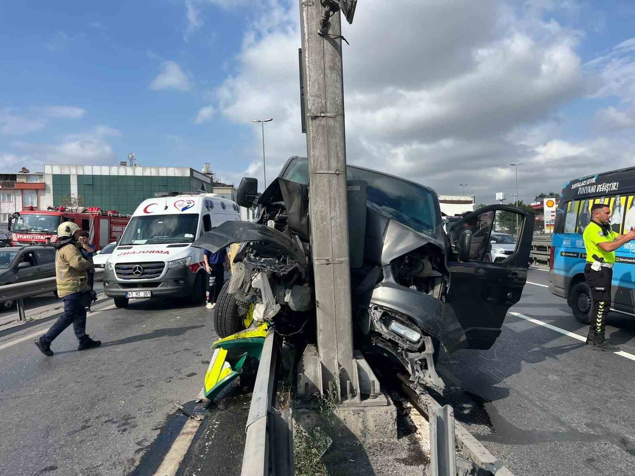 KÜÇÜKÇEKMECE E5'TE YAZ KURSUNA GİDEN ÇOCUKLARI TAŞIYAN TİCARİ ARAÇ, YOL AYRIMINDA ÖNCE BARİYERLERE...