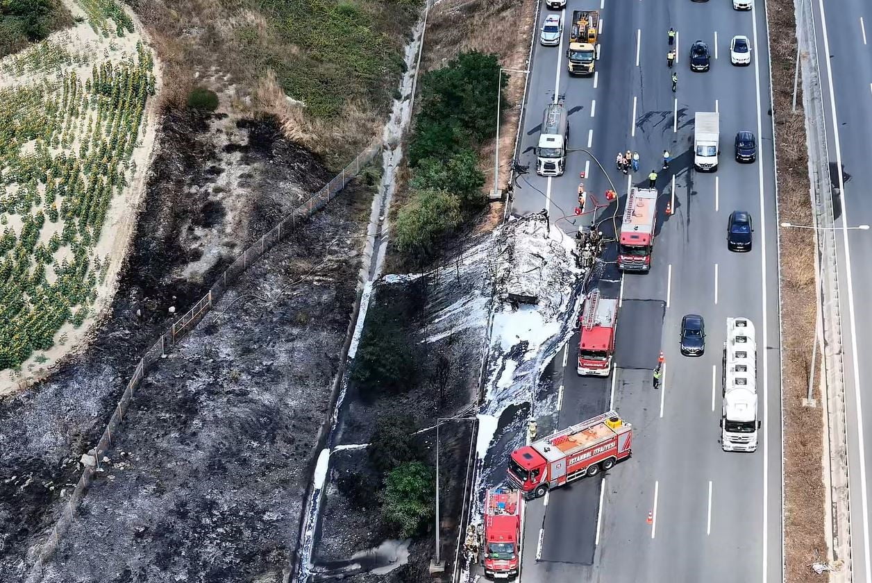 KULLANILAMAZ HALE GELEN DORSE İLE YANAN TARIM ARAZİSİ DRONE KAMERASIYLA HAVADAN GÖRÜNTÜLENDİ.