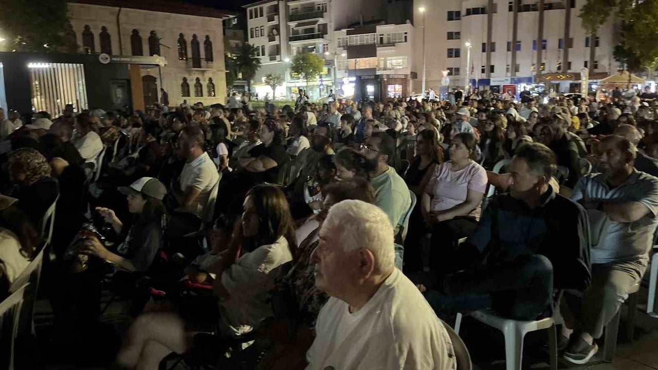 KÜLTÜR VE TURİZM BAKANLIĞI SİNEMA GENEL MÜDÜRLÜĞÜ TARAFINDAN HAYATA GEÇİRİLEN "GEZEN SİNEMA TIRI"...