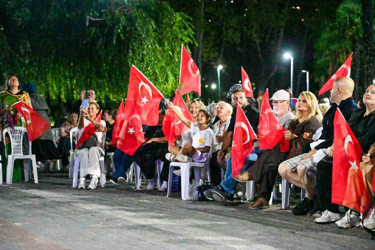 KÜLTÜRPARK GÖL KENARI'NDA GERÇEKLEŞEN KONSERE İLGİ YOĞUNDU.
