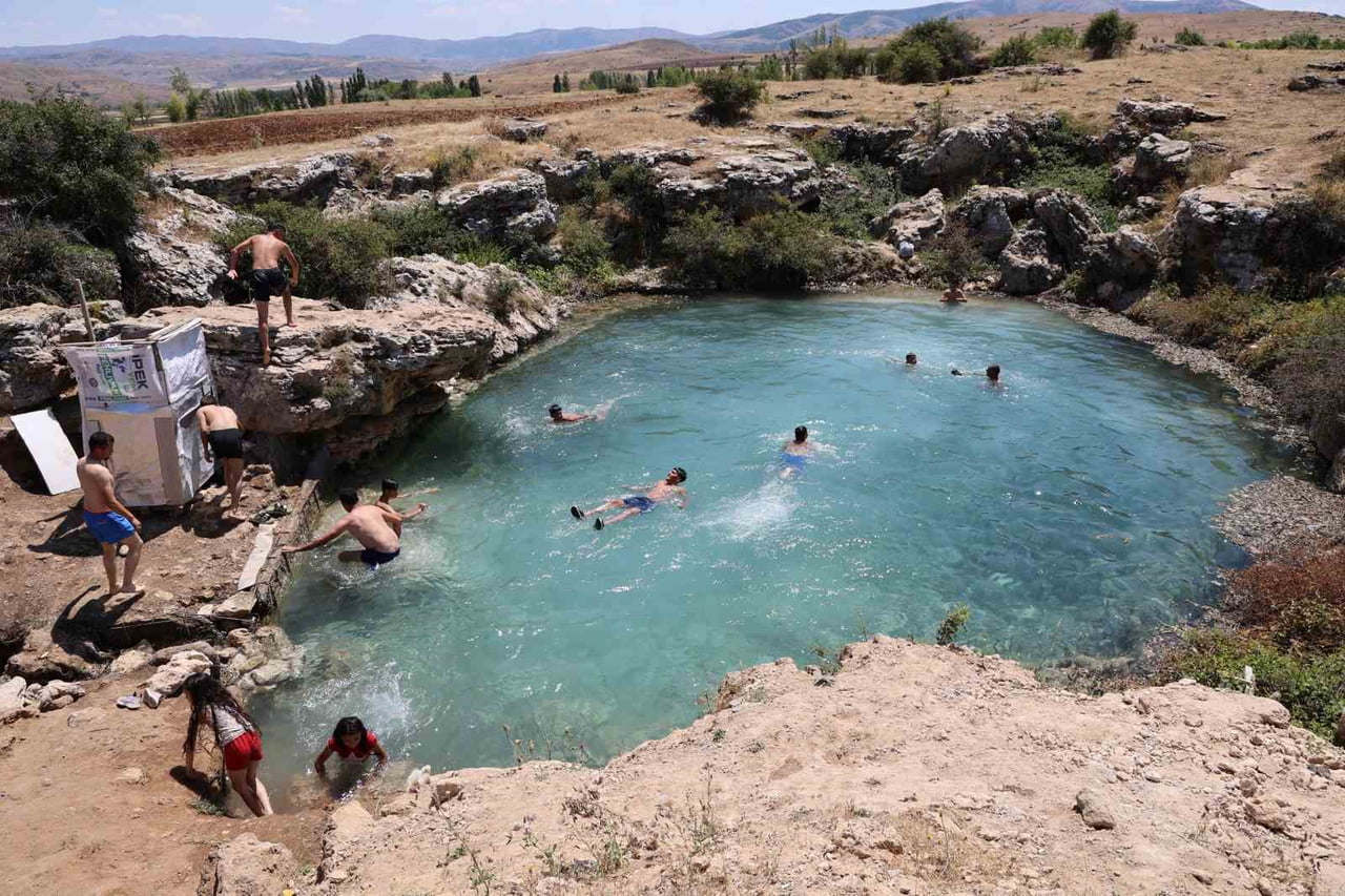 KURUYAN ‘UYUZ GÖLÜ’ YENİDEN SU TUTTU, ŞİFA BULMAK İSTEYENLER GÖLE AKIN ETTİ