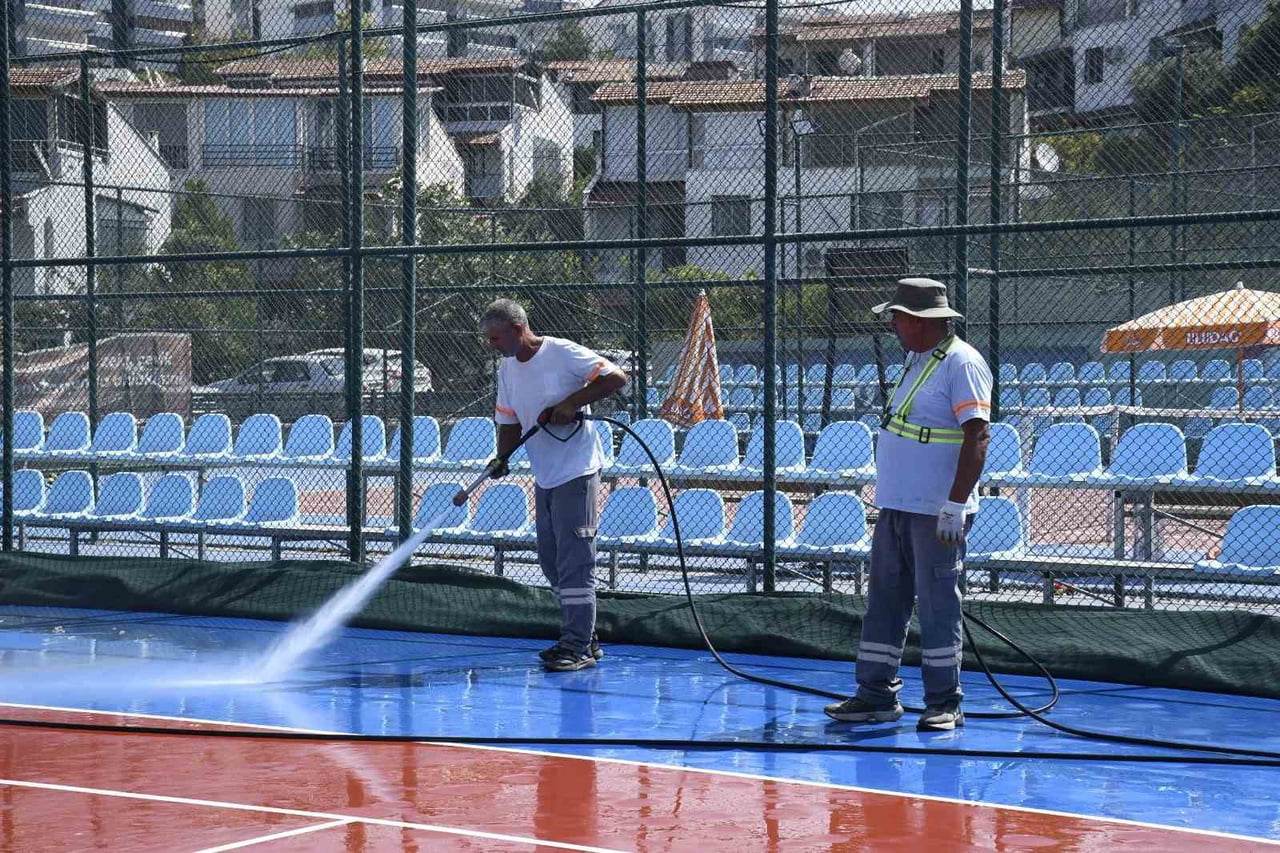 KUŞADASI BELEDİYESİ EKİPLERİ, KUŞADASI TENİS KULÜBÜ’NDE TENİS KORTLARINI TAZYİKLİ VE DETERJANLI...