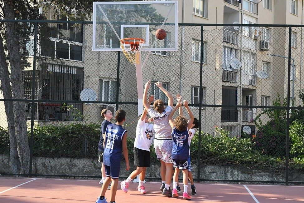 KUŞADASI BELEDİYESİ TARAFINDAN YENİLENEN, KADINLAR DENİZİ MAHALLESİNDE Kİ ÖZER TÜRK SPOR KOMPLEKSİ...